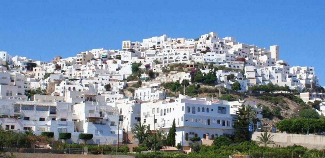 Apartamentos Paraiso Vera Playa: Beachfront with Private Pool and Garden Exterior photo